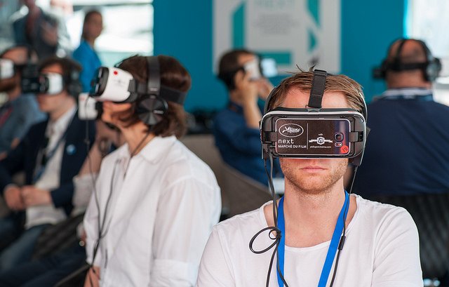 Personnes visualisant un film avec un Oculus rift pendant le Marché du film de Cannes.