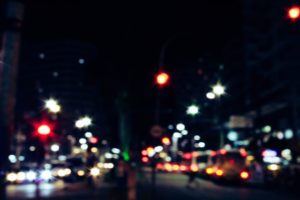Rue de nuit avec les lumières des voitures.